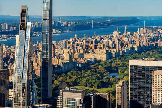 UNITED STATES, NEW YORK CITY, MANHATTAN. ELEVATED SKYLINE VIEW OF SUPERTALL SKYSCRAPERS ALONG BILLIONAIRES ROW IN MIDTOWN, WITH CENTRAL PARK, THE UPPER WEST SIDE AND HUDSON RIVER