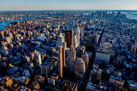 UNITED STATES, NEW YORK. AERIAL VIEW OF MANHATTAN BELOW 30TH STREET INCLUDING MIDTOWN, CHELSEA, EAST VILLAGE, LOWER MANHATTAN AND IN THE BACKGROUND, THE FINANCIAL DISTRICT