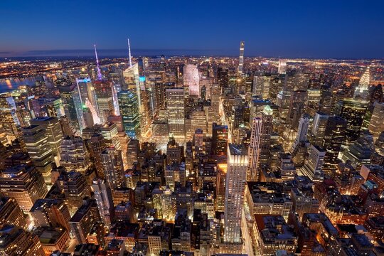 UNITED STATES, NEW YORK CITY, MANHATTAN. ELEVATED EVENING VIEW OF MIDTOWN SKYLINE ALONG FIFTH AVENUE. ILLUMINATED MANHATTAN SKYSCRAPERS, NYC. USA