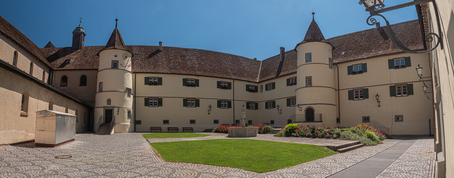 Panorama de la cour int&eacute;rieure de l'abbaye Sainte-Marie de Mittelzell