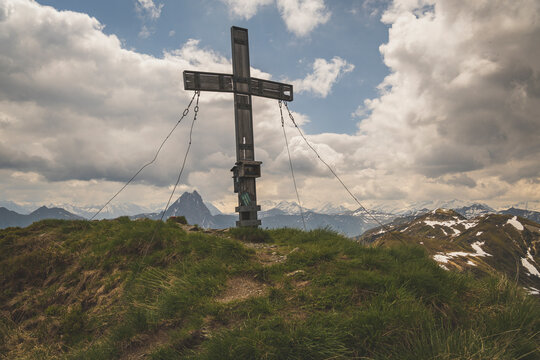 Blick auf das Gipfelkreuz des Brechhorn auf 2032m in Tirol in &Ouml;sterreich. Das Holzkreuz steht auf dem beliebten Wandergipfel.