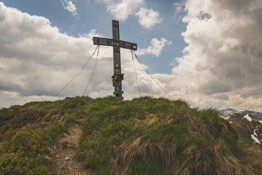 Blick auf das Gipfelkreuz des Brechhorn auf 2032m in Tirol in &Ouml;sterreich. Das Holzkreuz steht auf dem beliebten Wandergipfel.