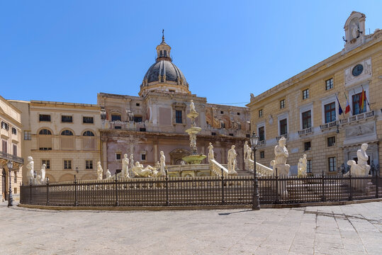 Fontana Pretoria and Palazzo Pretorio in Palermo, Sicily, Italy