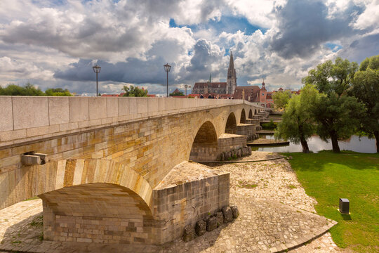 Historic riverside architecture and the Stone Bridge along the Danube River in Regensburg, Bavaria, Germany.