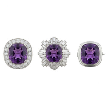 Trois bagues de luxe en or blanc orn&eacute;es d'am&eacute;thystes violettes de taille coussin et de diamants &eacute;tincelants, isol&eacute;es sur un fond blanc pur pour une pr&eacute;sentation &eacute;l&eacute;gante de joaillerie haut de gamme.
