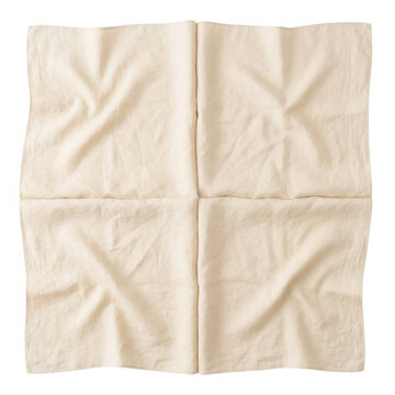 Guardanapo de tecido de linho bege dobrado em quatro partes, exibindo uma textura natural e rugas suaves, isolado sobre um fundo branco, ideal para apresenta&ccedil;&otilde;es de mesa, design culin&aacute;rio e menus.