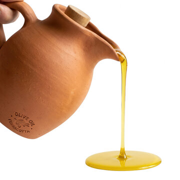 Azeite de oliva dourado e brilhante sendo vertido de uma jarra r&uacute;stica de terracota com tampa de corti&ccedil;a, isolado em fundo branco.