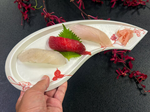 鯛と鮪と鰆を盛り付けた彩り豊かな三種のにぎり寿司