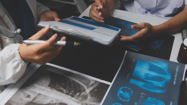 Doctor and patient are discussing consultation about symptom problem. Doctor explained the patient's condition and how to care for the patient in detail.