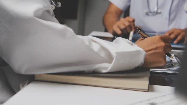 Doctor and patient are discussing consultation about symptom problem. Doctor explained the patient's condition and how to care for the patient in detail.