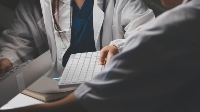 Doctor and patient are discussing consultation about symptom problem. Doctor explained the patient's condition and how to care for the patient in detail.