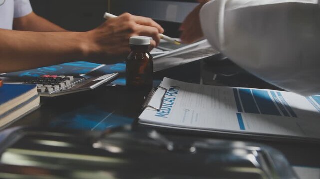 Doctor and patient are discussing consultation about symptom problem. Doctor explained the patient's condition and how to care for the patient in detail.