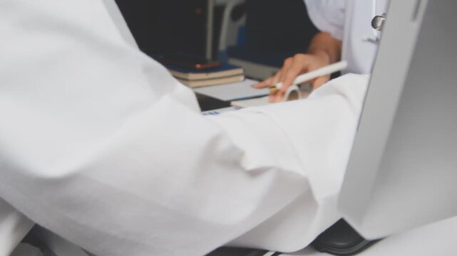 Doctor and patient are discussing consultation about symptom problem. Doctor explained the patient's condition and how to care for the patient in detail.