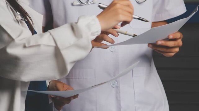 Doctor and patient are discussing consultation about symptom problem. Doctor explained the patient's condition and how to care for the patient in detail.