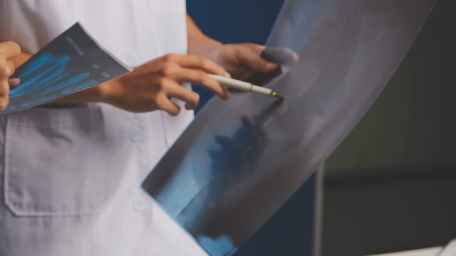 Doctor and patient are discussing consultation about symptom problem. Doctor explained the patient's condition and how to care for the patient in detail.