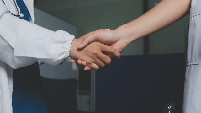 Doctor and patient are discussing consultation about symptom problem. Doctor explained the patient's condition and how to care for the patient in detail.