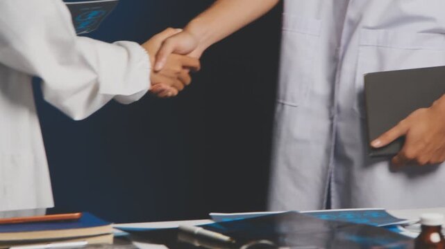Doctor and patient are discussing consultation about symptom problem. Doctor explained the patient's condition and how to care for the patient in detail.