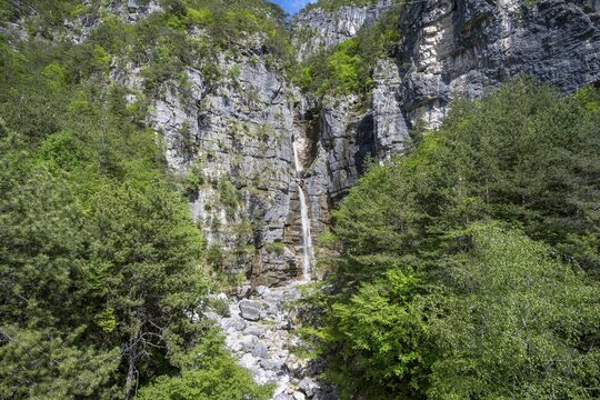 Cascata Cadramazzo double waterfall, Julian Alps, Alpe-Adriatic cycle path, Friuli-Venezia Giulia, Italy