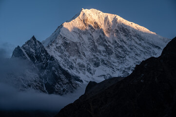 Obraz premium Scenery view of Mt.Langtang Lirung (7,234 m) at dawn seen from Tsergo Ri peak in Kyanjin Gompa village, Nepal. Langtang Lirung is the highest peak of the Langtang Himal.