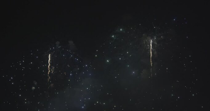 夜空で鮮やかに爆発して五色の火の粉を散らす大迫力の打ち上げ花火と飛び散る火花の美景映像