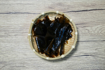 茎付きの新鮮な生わかめ © yuuyu
