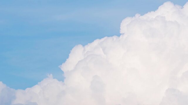 時間の経過と共に成長する入道雲の早送り映像
