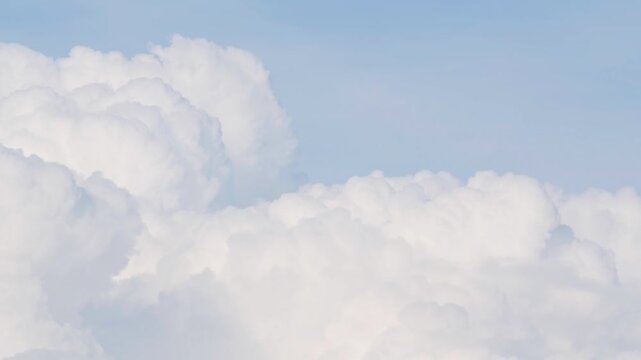 時間の経過と共に成長する入道雲の早送り映像