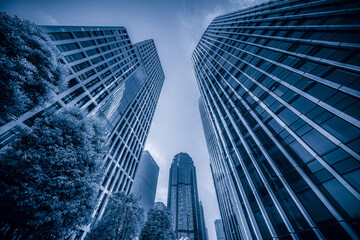 Fototapeta premium Captivating Urban Skyline Architecture: A Stunning Perspective of Modern Towers Against the Sky