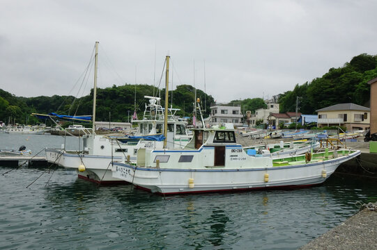 2026年8月16日、神奈川県。三浦半島の「リビエラシーボニアマリーナ・ヨットハーバー」の湾内にある港に係留された漁船。