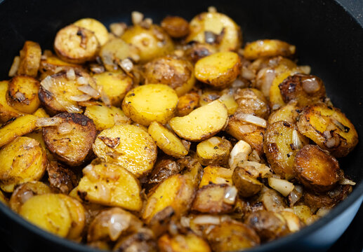 Bratkartoffeln mit Kr&auml;utern und Gew&uuml;rzen