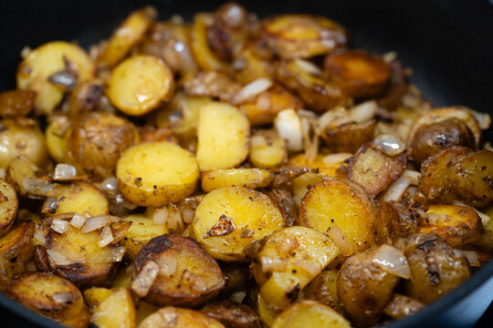 Bratkartoffeln mit Kr&auml;utern und Gew&uuml;rzen