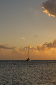 Yate durante el atardecer en San Cristobal y Nieves