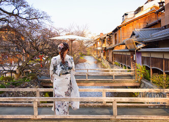 Young woman wearing traditional japanese white kimono in kyoto's gion district - Gion District, Japan © muratart