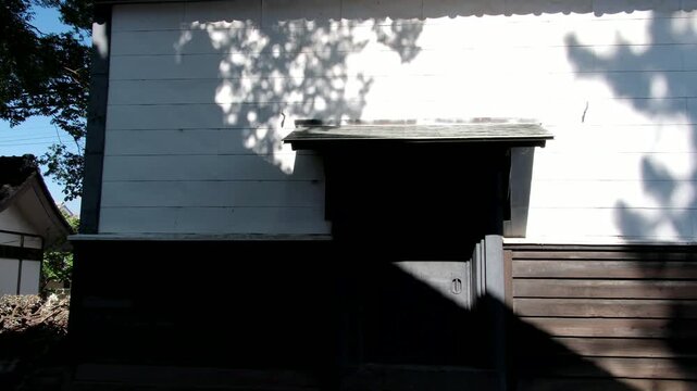白鳥神社の白壁