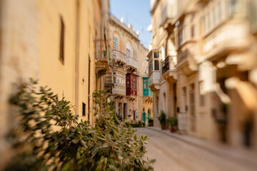 Fototapeta premium Charming narrow Malta street with colorful balconies