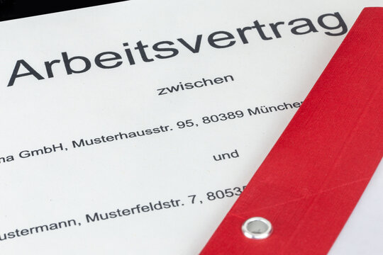 Nahaufnahme von einem symbolischen Arbeitsvertrag