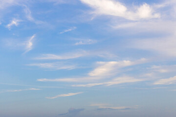 Obraz premium Blue sky with scattered white clouds and natural copy space