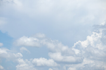 Obraz premium fluffy white clouds building up in the light blue sky