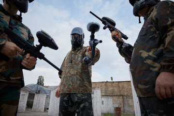 Obraz premium A group of several soldiers hold their weapons while on a training field