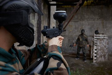 Obraz premium A portrait of a soldier taking a stance and aiming, ready to shoot at his opponents