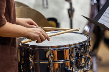 Obraz premium drummer playing the drums