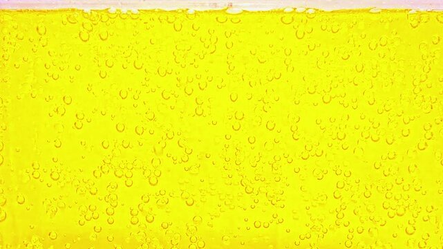 弾ける炭酸の気泡が爽やかな黄色いレモンソーダの背景テクスチャ