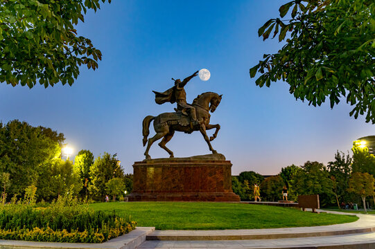 beautiful picture of the statue of Amir Timur 