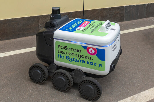 Delivery robot by Yandex company in Moscow street 