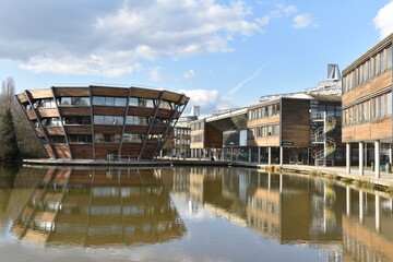 Obraz premium The Sir Harry and Lady Djanogly Learning Resource Centre is a library on the Jubilee Campus of the University of Nottingham, England, known for its striking circular design in the middle of the lake.