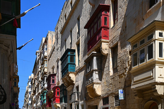 Les balcons de La Valette peints de couleurs vives