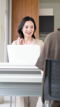 笑顔で顧客と対面相談するミドル女性、オフィスで説明や提案を行うビジネスウーマン　コミュニケーションや商談などのビジネスイメージの動画	
婚活や結婚相談などのイメージ