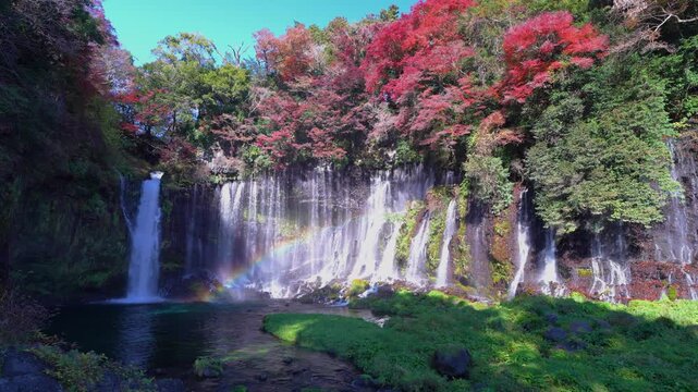 紅葉シーズンの白糸の滝