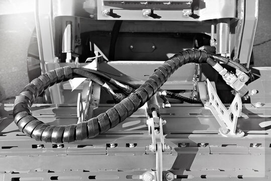 Hydraulic hoses and connections on construction machinery
