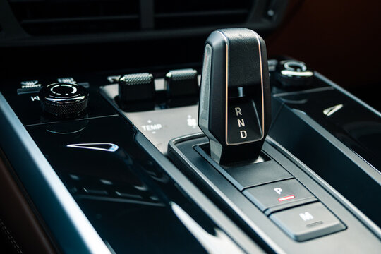 Cambio autom&aacute;tico de coche deportivo